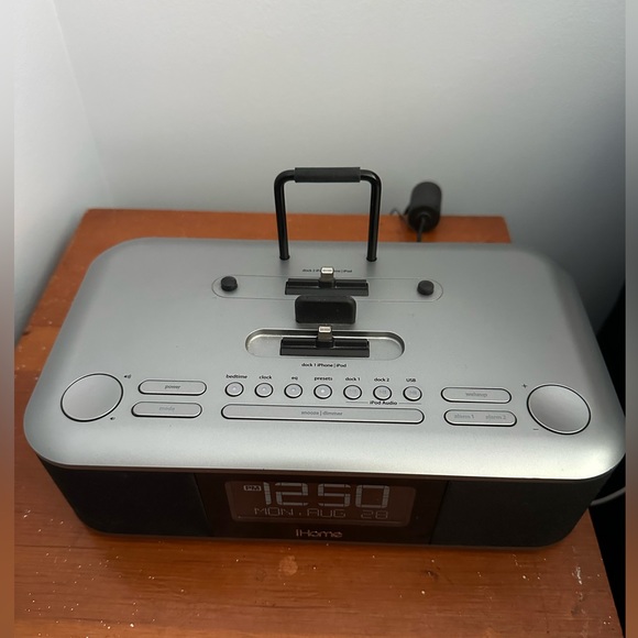 iHome speaker and charging dock - Picture 2 of 3